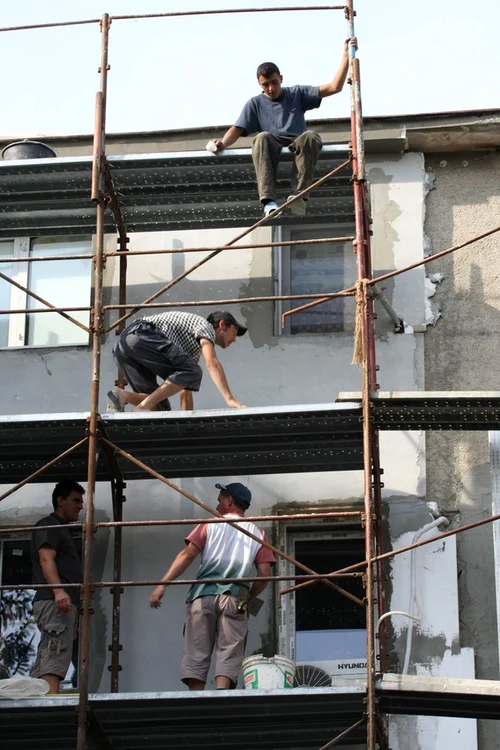 
    Femeia nu și-a dat seama că nu mai are de ce să se sprijine și a căzut în golFoto: Arhiva Click!  