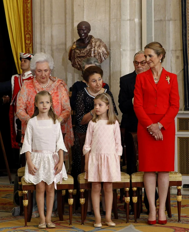 Infanta Pilar și Infanta Margarita de Bourbon (surorile Regelui Juan Carlos, în rândul din spate) cu Prințesa Leonor, Infanta Sofia (fiicele Regelui Felipe) și Infanta Cristina (sora Regelui Felipe). FOTO: Getty Images