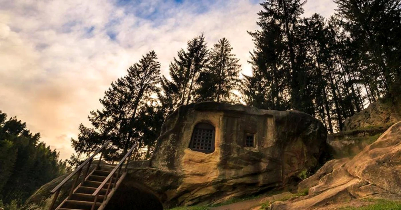 Chilia lui Daniil Sihastrul de la Putna nu are un proprietar legal. FOTO Hello Bukovina
