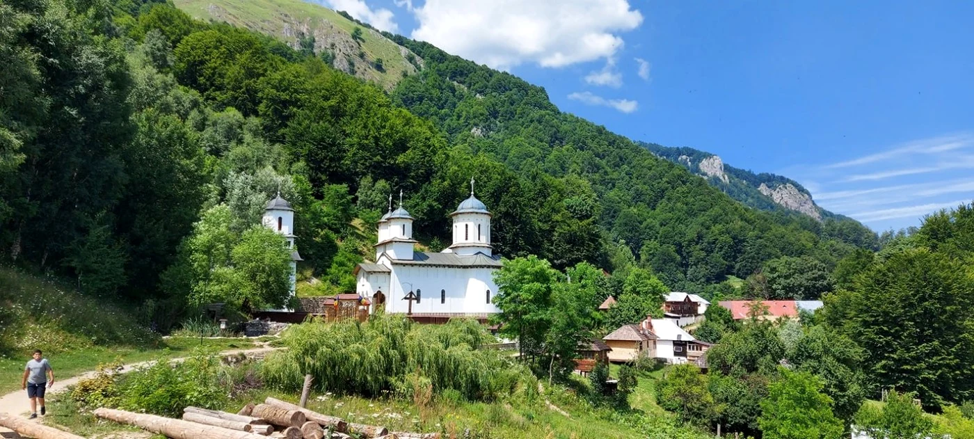 Mănăstirea Pătrunsa din Parcul Naţional Buila Vânturariţa judeţul Vâlcea Foto Adevărul - credit Eduard Bontea