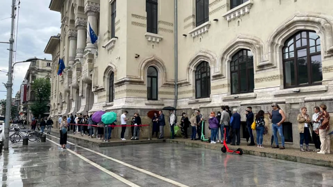 
    Bucureștenii au stat la coadă să viziteze Primăria   
