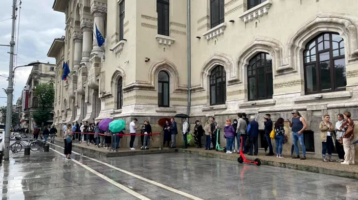Bucureștenii au stat la coadă să viziteze Primăria