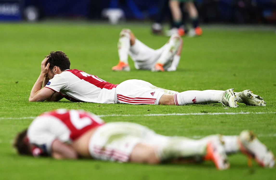 
    Jucătorii lui Ajax, prăbuşiţi pe gazon  