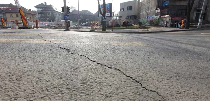 Crăpătură în asfalt apărută din cauza lucrărilor de la metrou                             FOTO: Sever Gheorghe