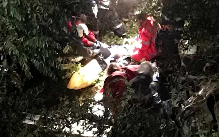 O femeie de 75 de ani a fost resuscitată de medici în râpă