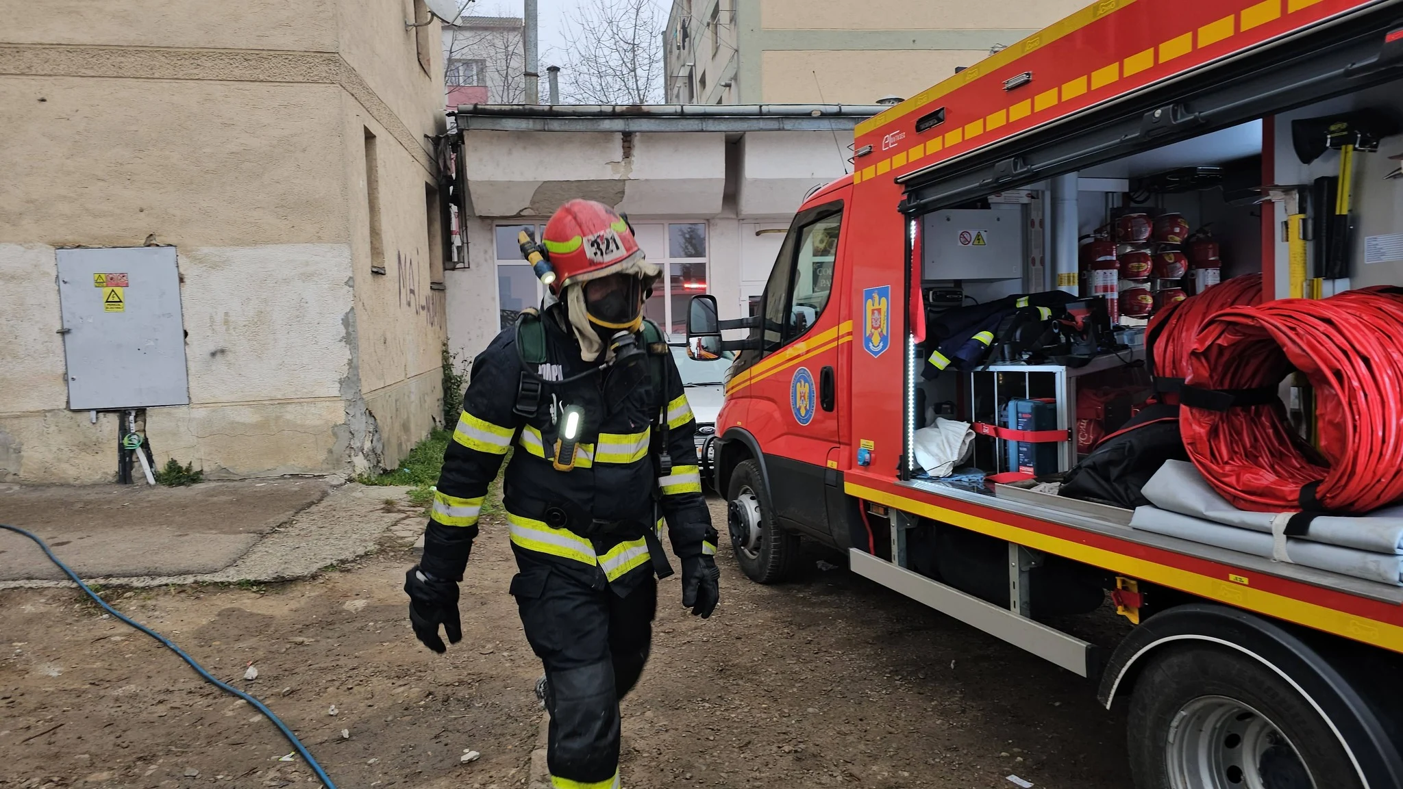 Incendiu violent într-un bloc din Botoșani: 24 de persoane au fost evacuate