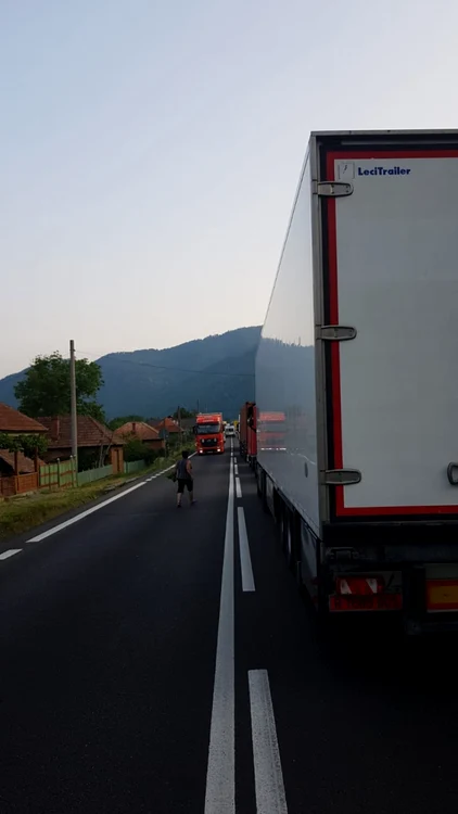 Coada de peste 40 de km de maşini de pe Valea Oltului - Vâlcea în urma unor accidente la indigo la Brezoi şi Bujoreni Foto Adevărul credit M Stoica