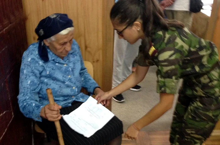 Medic militar care face voluntariat la sate în cadrul campaniei