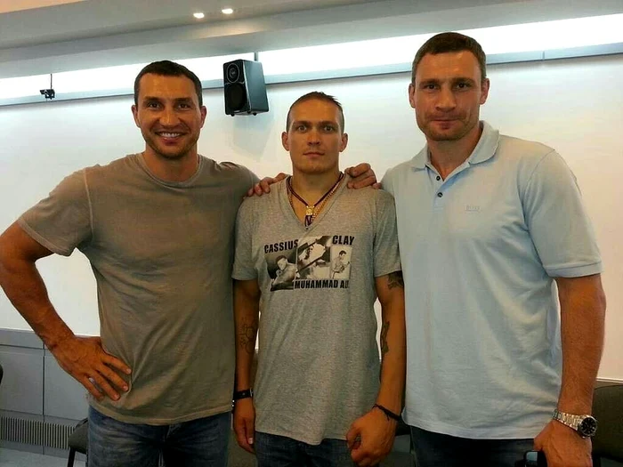 Campionul mondial, alături de frații Klitschko. Foto klitschko-brothers.com