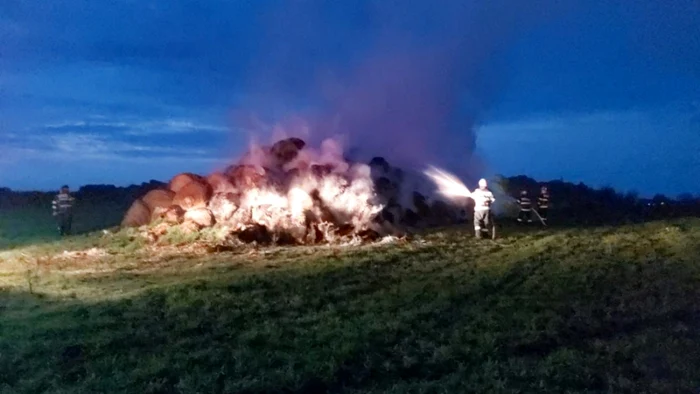 Pompieri din două judeţe luptă cu flăcările FOTO ISU Ialomiţa