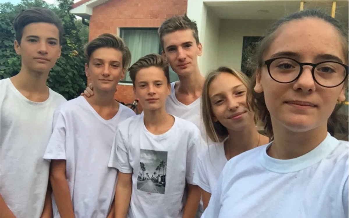 Din stânga: Tudor, Andrei, Luca, Cristian, Marta şi Amelia, în prima zi de şcoală