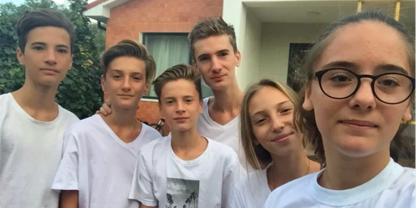 Copiii Dascălu din Constanţa - cei şase fraţi orfani Foto arhivă personală