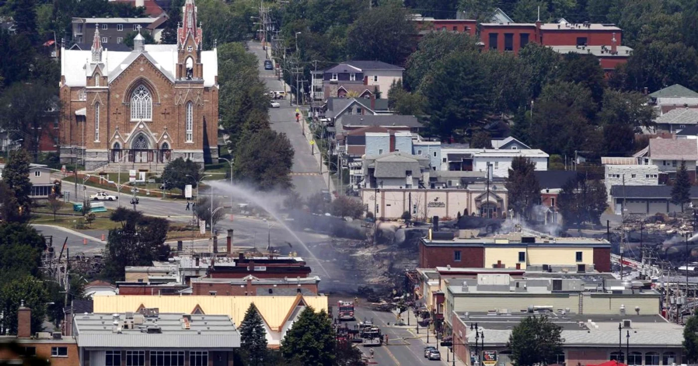 Accidentul feroviar din Lac-Megantic a omorât 47 de oameni şi a distrus 40 de locuinţe. FOTO: Reuters
