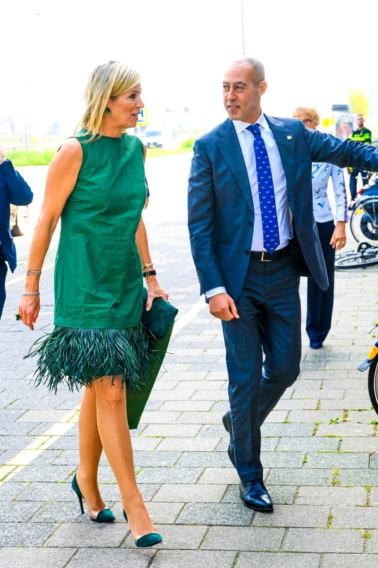 Regina Maxima în rochie mini cu pene. FOTO: Profimedia