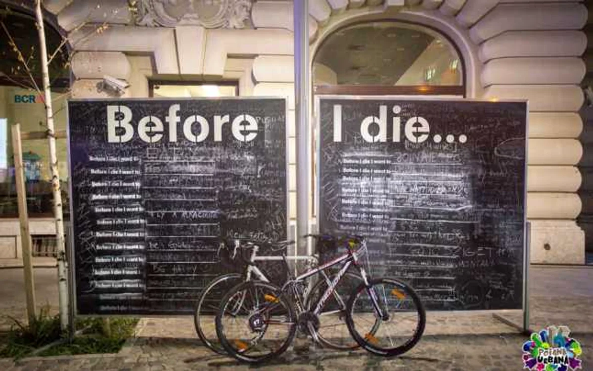 Bucureştenii şi străinii aflaţi în trecere şi-au scris dorinţele pe cele
 două table din Piaţa Universităţii unde până pe 29 septembrie se 
desfăşoară festivalul Poiana Urbană FOTO Facebook