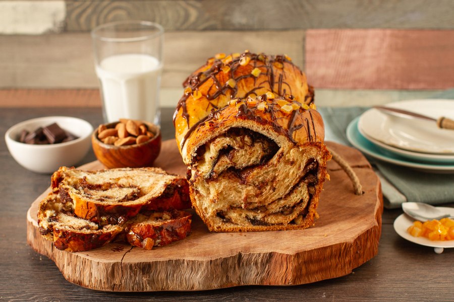 Câte ouă se pun, de fapt, în aluatul cozonacului moldovenesc. Secretul care îi oferă o textură fină și un gust aromat