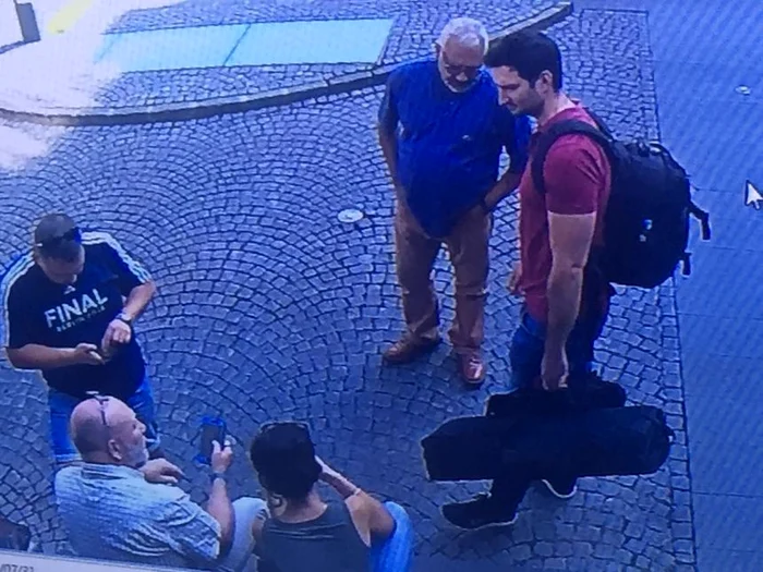 Ramsay afirmă că în imaginile înregistrate de camerele de supraveghere ale hotelului unde au fost cazaţi apar numai membrii echipei de filmare, nu şi "intermediarul" din reportaj