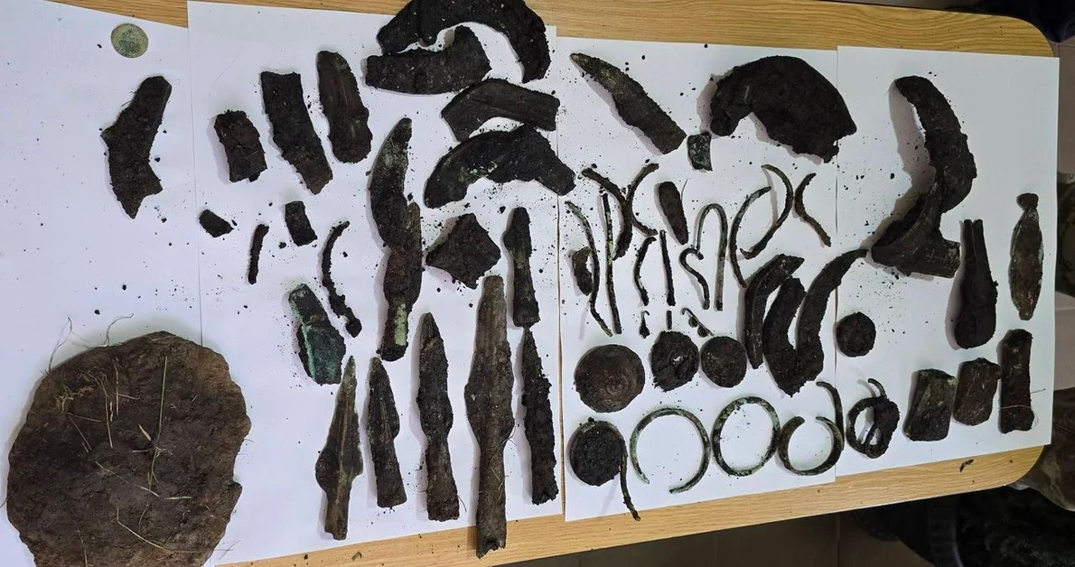 Un tezaur din bronz, descoperit în județul Mureș (© Facebook / Comuna Ideciu de Jos)