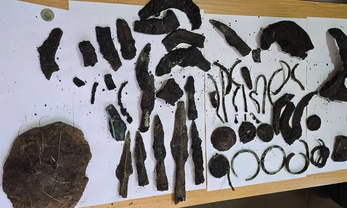 Un tezaur din bronz, descoperit în județul Mureș (© Facebook / Comuna Ideciu de Jos)
