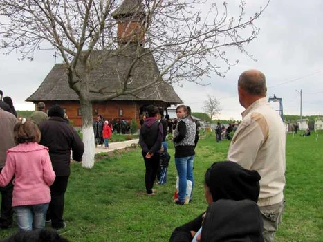 Credincioşii, veniţi în număr mare, nu au mai avut loc în biserică