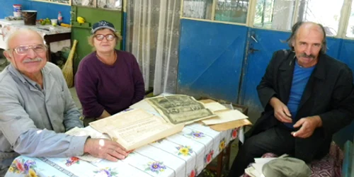 Constantin Grigoraş (stânga) şi Constantin Uricaru deţin actele de proprietate ale părinţilor