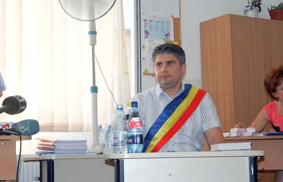 În puţinele momente de  libertate, Mladin mai  ajunge şi pe la Primărie