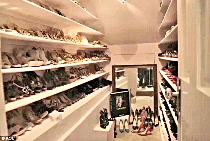 Artista are peste  500 de perechi  de pantofi