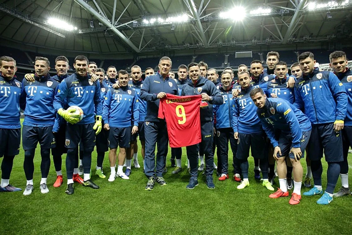 
    Rodion Cămătaru a pozat alături de tricolorii de astăziFoto: FRF  