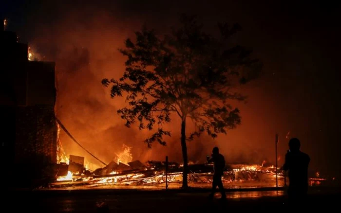 Protestatarii au incendiat mai multe clădiri în Minneapolis.