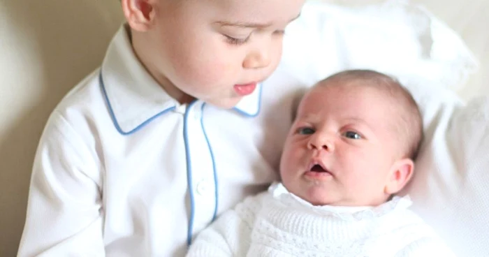 Palatul Kensington a publicat patru fotografii cu prinţul George şi prinţesa Charlotte