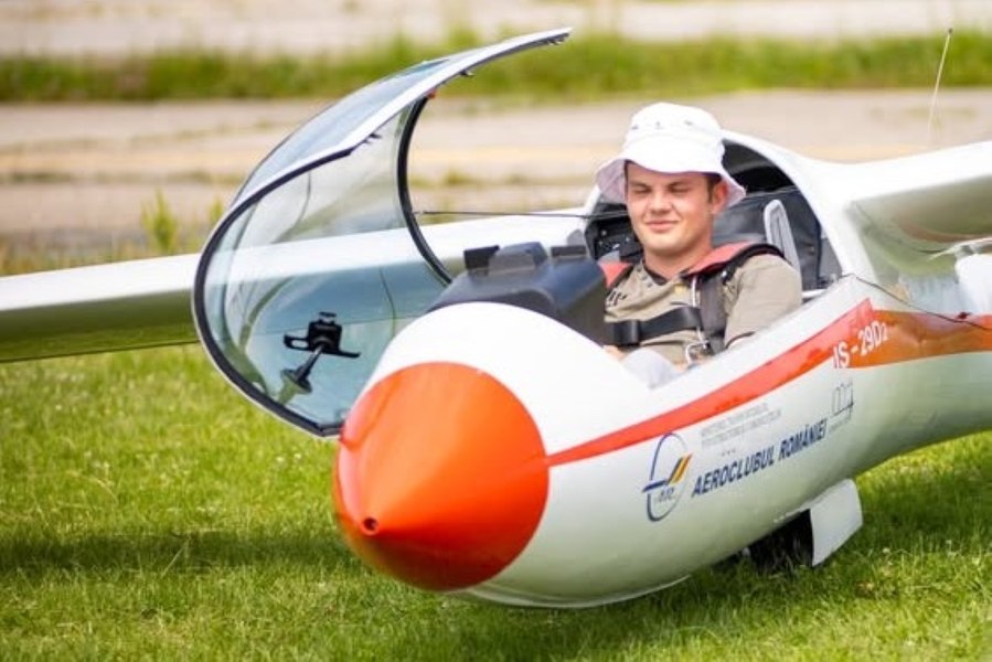 Cine este tânărul pilot de 24 de ani care a murit în accidentul de planor din Olt