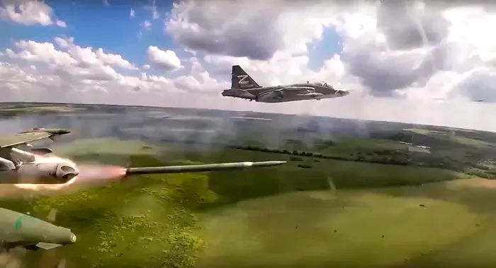 Un avion rusesc de atac la sol Su-25 lansează rachete în timpul unei misiuni în Ucraina