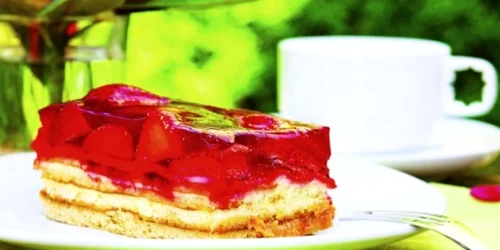 prajitura cu capsuni si crema de lamaie