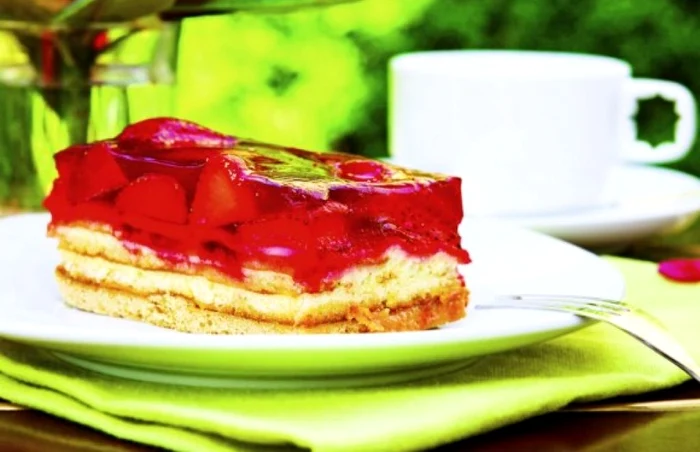 Răsfaţă-te cu o delicioasă prăjitură de căpşuni şi cremă de lămâie!