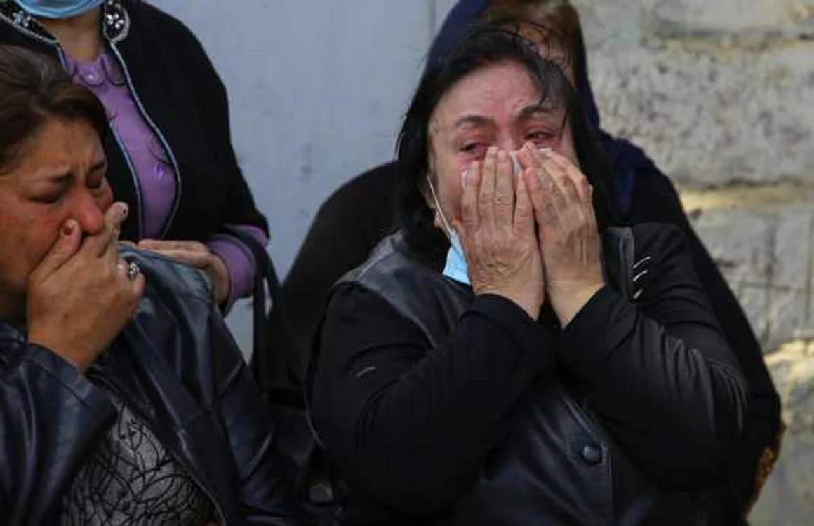 Femei din Azerbaidjan devastate dupa un atac FOTO EPA-EFE