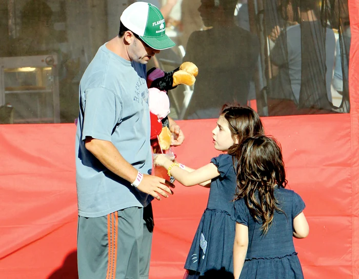 Actorul le-a cumpărat  copiilor câteva jucării