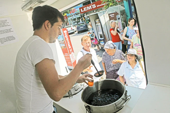 
    În Capitală, reprezentanții  serviciilor sociale au împărțit  ceai cu gheață trecătorilor  