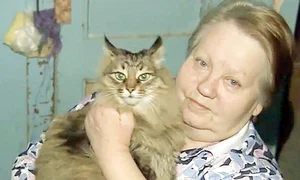 Pisica a acoperit cu blana ei copilaşul abandonat la  7ºC  Nadejda Makovikova a îmbrăţişat pisica pentru fapta ei bună jpeg