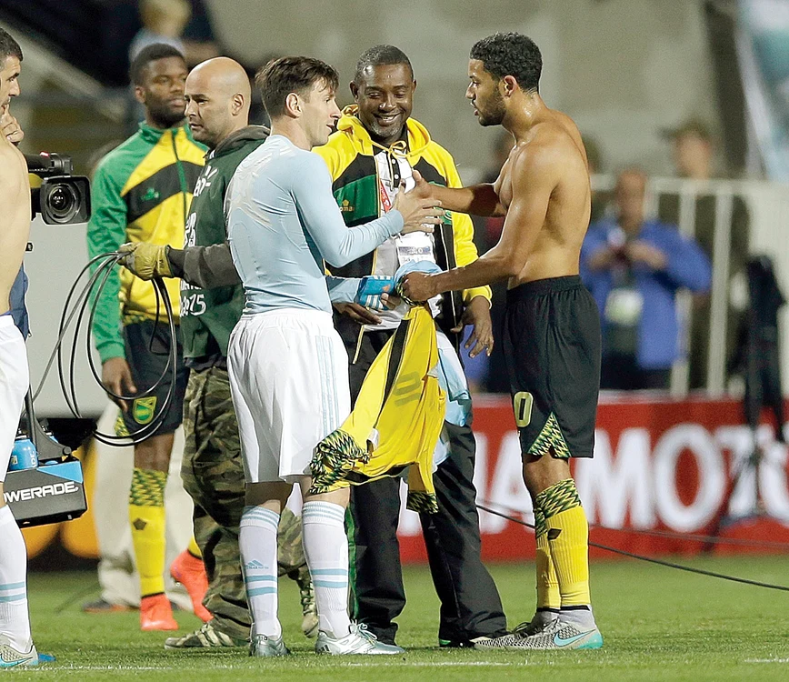 
    Messi a făcut  schimbul de  tricouri cu căpitanul  naţionalei statului  Jamaica   