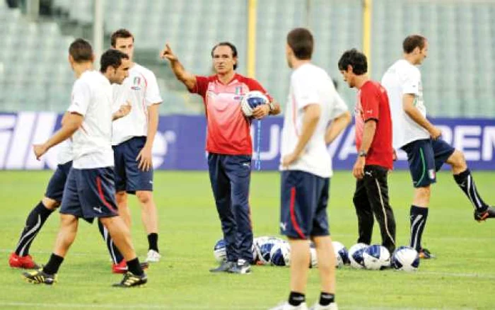 Prandelli (dreapta) este un selecţioner respectat de jucătorii Italiei Foto: guliver getty