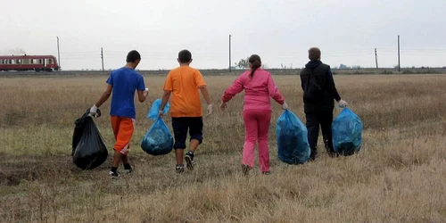 Voluntarii în acţiune. FOTO: Let's do it, Romania!