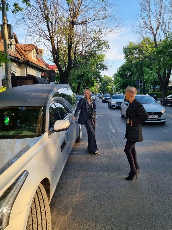 Anamaria Prodan, a ieșit la plimbare cu dricul  Foto: Click! 