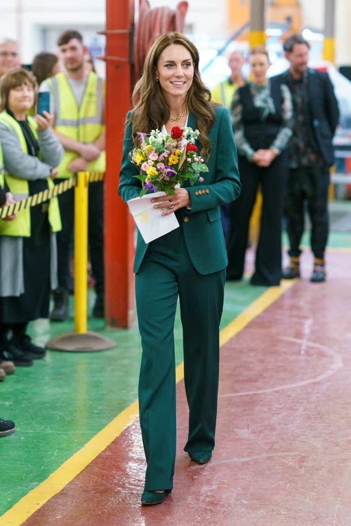 Kate middleton, într-un costum verde