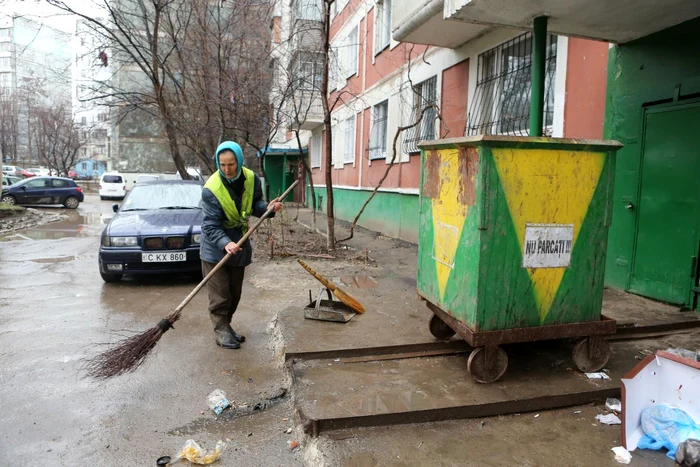 Efimia C. spune că este prea prost plătită pentru munca pe care o depune FOTO Dumitru Goncear