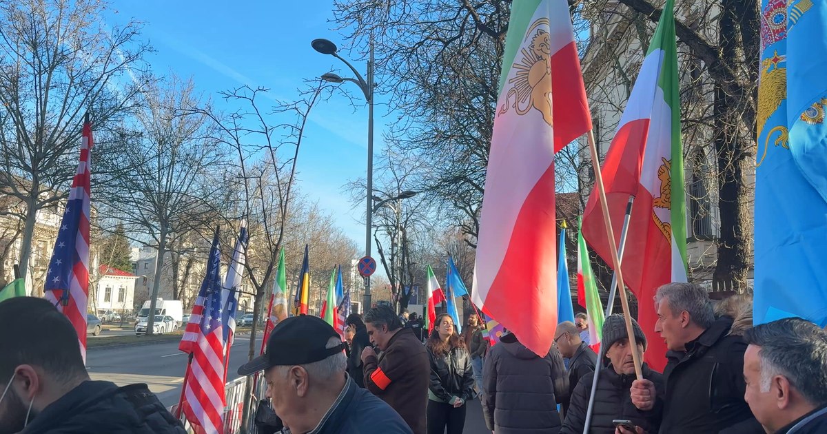 Protest la Ambasada Iranului din București: Cerem libertate, așa cum au făcut românii în 1989
