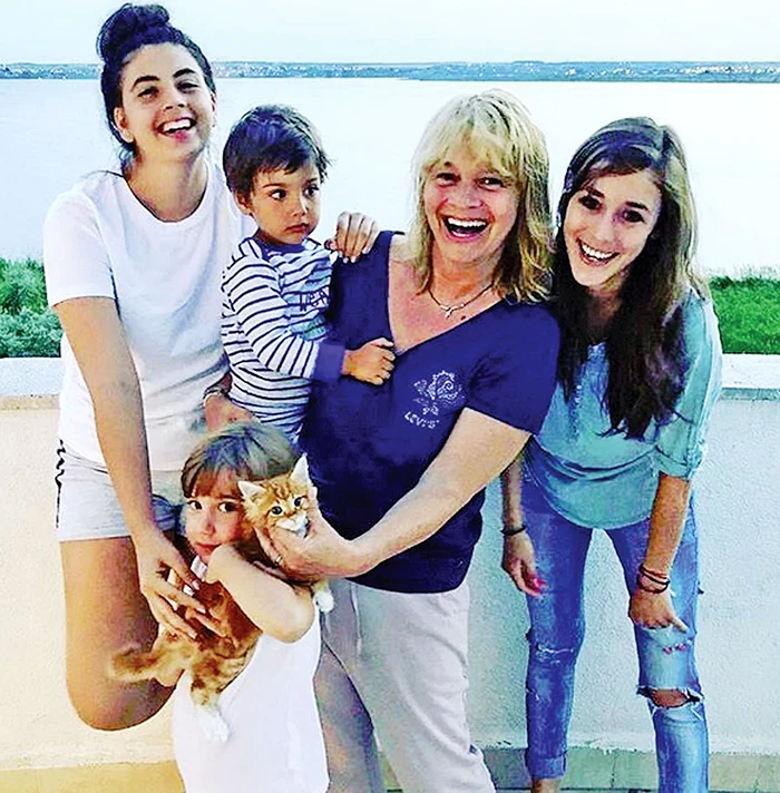 
    Horia Brenciu s-a bucurat ca un copil de cadoul primit în avans de la soţia lui, AliceFoto: arhivă personală  