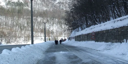 Pe Valea Oltului şi Lotrului, drumarii incarca zapada de la baza versantilor
