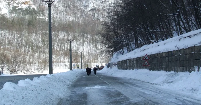 Pe Valea Oltului şi Lotrului, drumarii incarca zapada de la baza versantilor