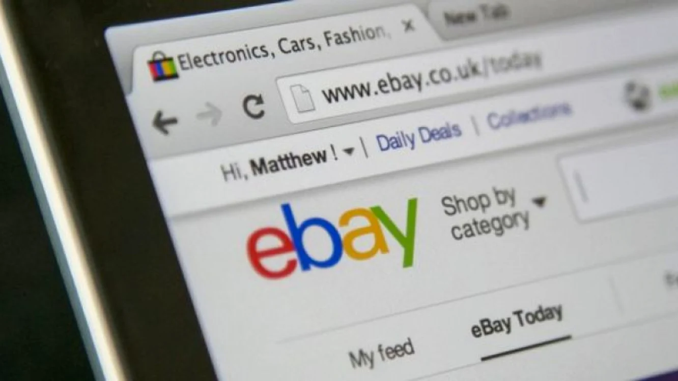 Site-ul eBay deschis pe un laptop