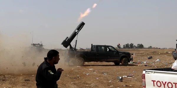 Forţele irakiene de securitate lansează o rachetă către poziţiile Statului Islamic (ISIL) în timpul luptelor de la Tikrit Irak FOTO AP